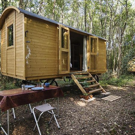 Lovely 2-Bed Shepherds Hut In A Forest Sougeres-en-Puisaye Kültér fotó