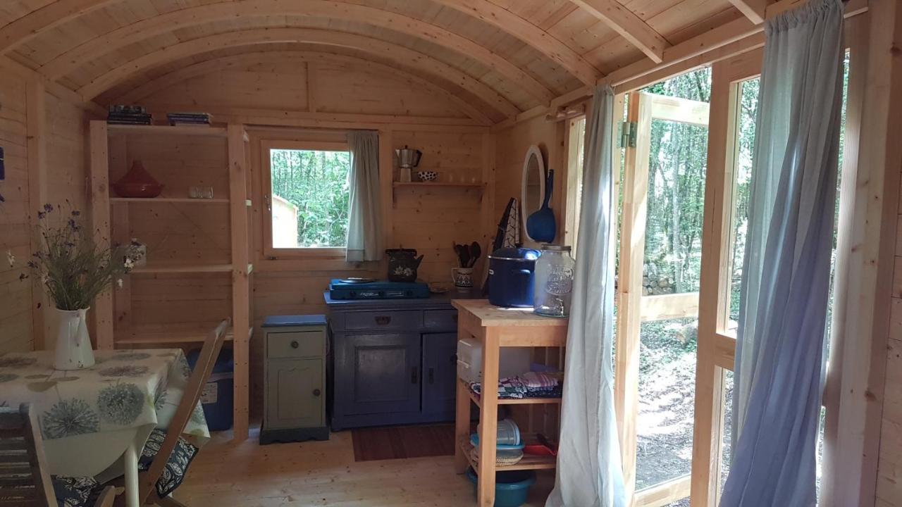 Lovely 2-Bed Shepherds Hut In A Forest Sougeres-en-Puisaye Kültér fotó