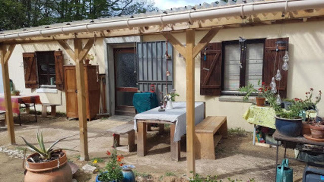 Lovely 2-Bed Shepherds Hut In A Forest Sougeres-en-Puisaye Kültér fotó