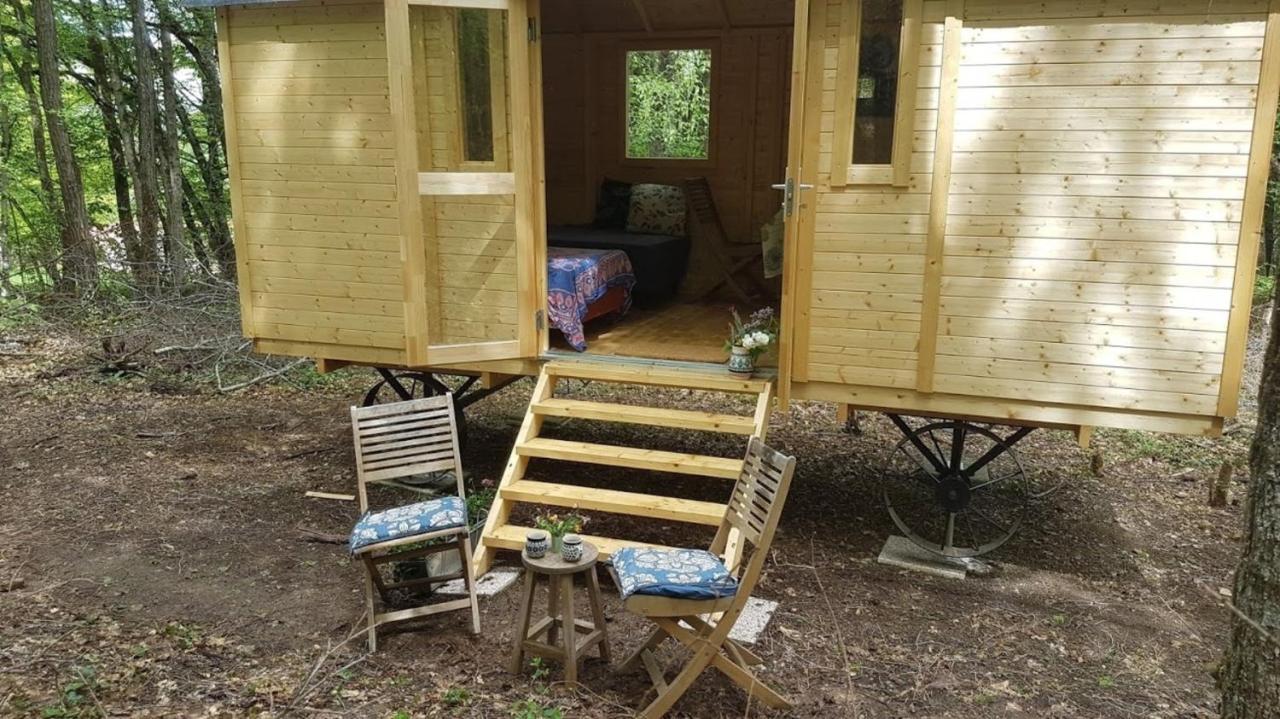 Lovely 2-Bed Shepherds Hut In A Forest Sougeres-en-Puisaye Kültér fotó