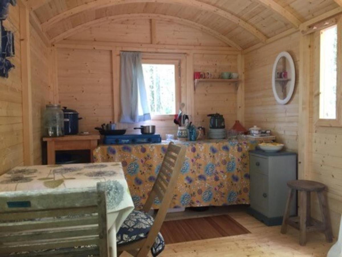 Lovely 2-Bed Shepherds Hut In A Forest Sougeres-en-Puisaye Kültér fotó