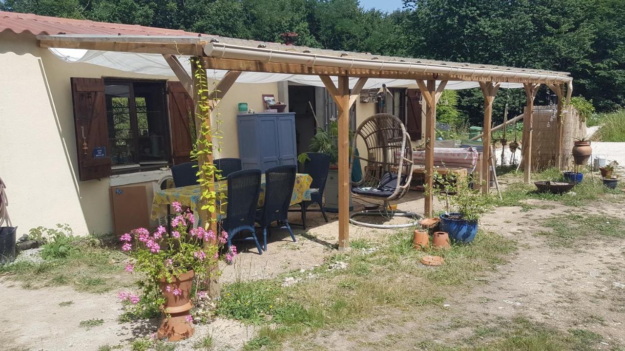 Lovely 2-Bed Shepherds Hut In A Forest Sougeres-en-Puisaye Kültér fotó